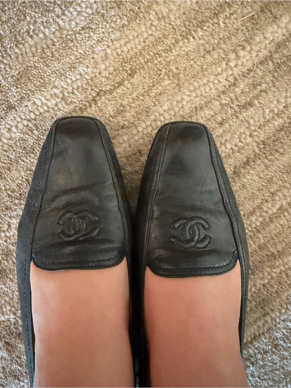 CHANEL Black Leather CC Logo women’s Slip-On Loafers